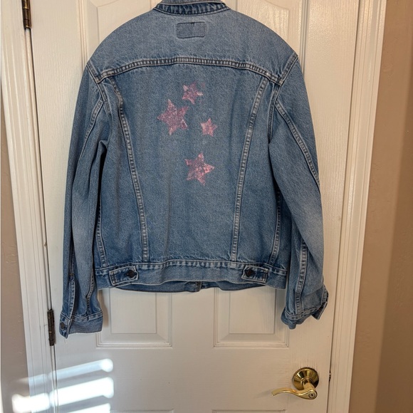 Levi's Size 42 Vintage Cropped Jean Jacket with Pink Painted Stars - Picture 2 of 12